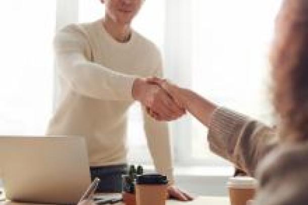 Solution Sales MW handshake (1)